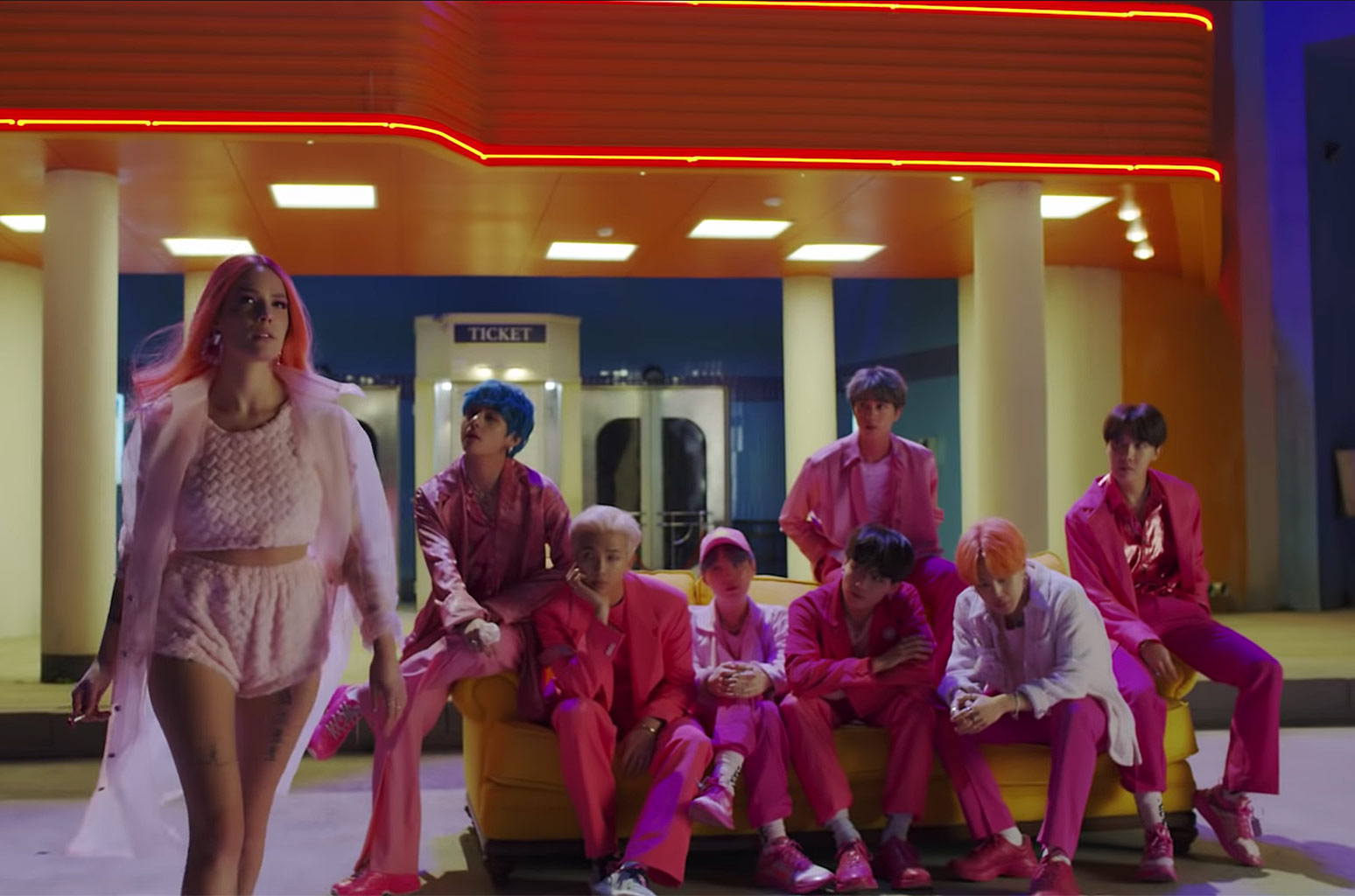 O grupo BTS divulgou neste domingo um trecho de seu novo single ao lado da cantora americana Halsey (Foto: Reprodução)