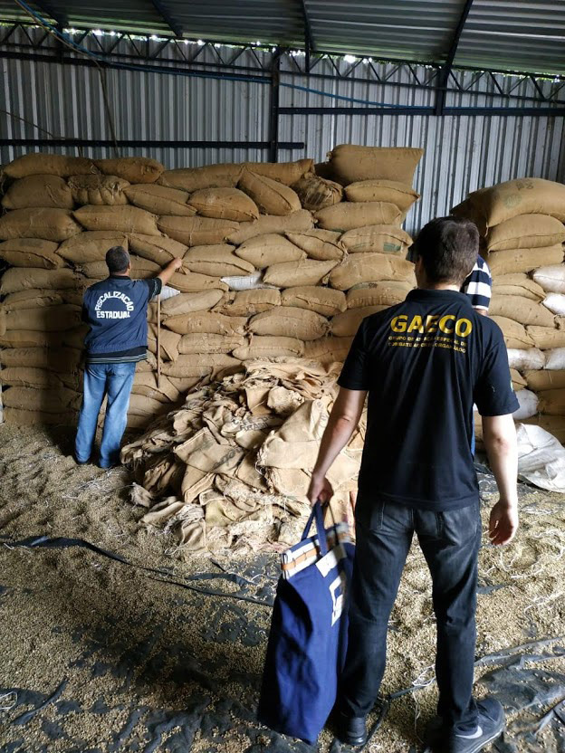 Agentes fiscalizam um depósito de café no Sul do Estado (Foto: Divulgação / MPES)