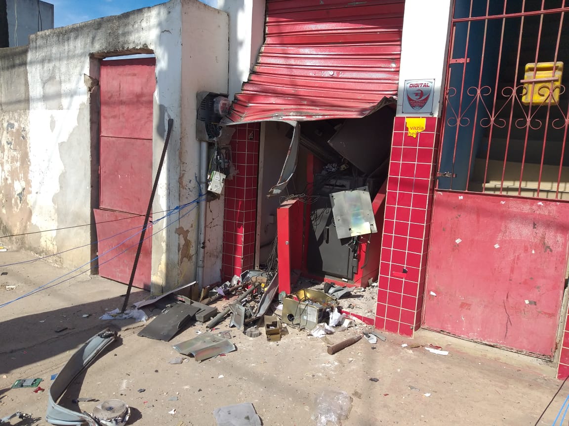 Caixa eletrônico ficou destruído após ação (Foto: Simony Giuberti)