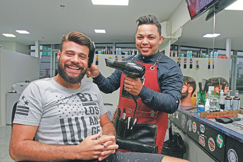 Siel fez a prótese com o barbeiro Wagner e aprovou o resultado (Foto: Kadidja Fernandes/AT)