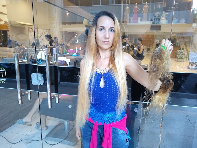 Cantora Karlla cortou os cabelos após ficarem danificados (Foto: Roberta Bourguignon)