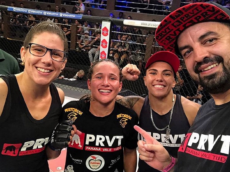 Jessica Delboni (segunda da esquerda para a direita) comemora com sua equipe após vitória no Shooto (Foto: Acervo pessoal)