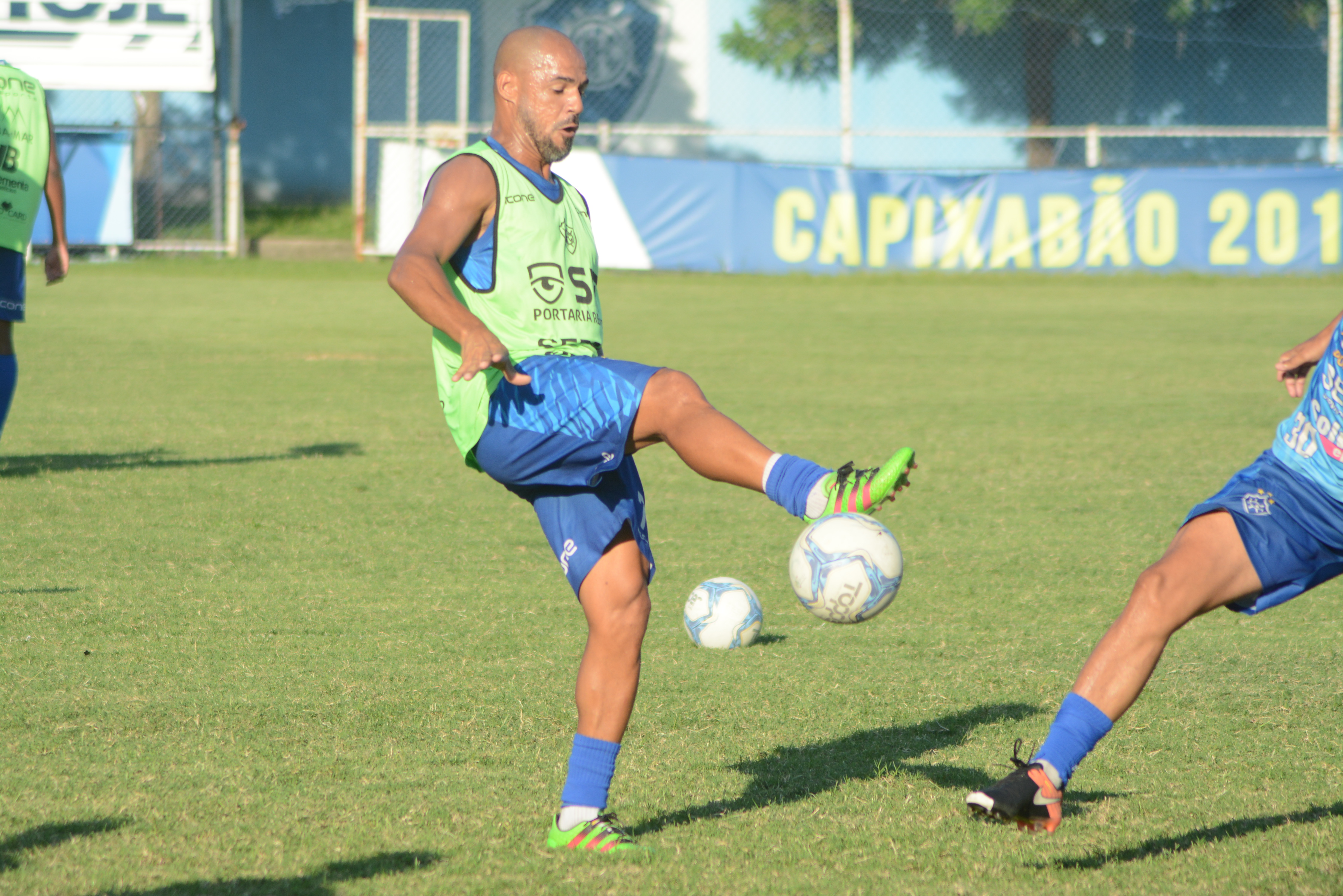 Hercules, recuperado de cirurgias nos dois joelhos, treina com a expectativa de ser relacionado para a final do Capixabão (Foto: Henrique Montovanelli)