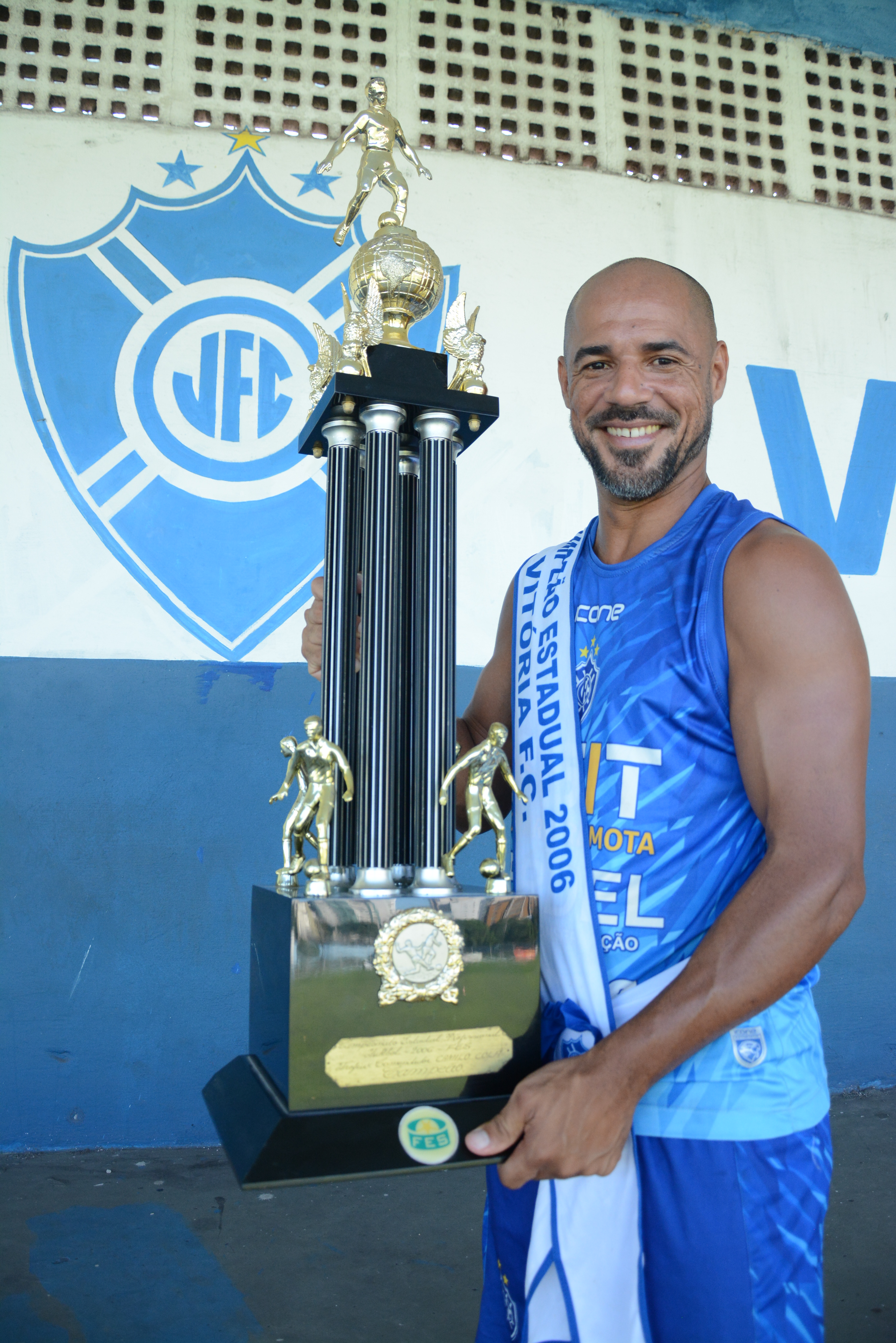 Hercules com o troféu do Capixabão de 2006 (Foto: Henrique Montovanelli)