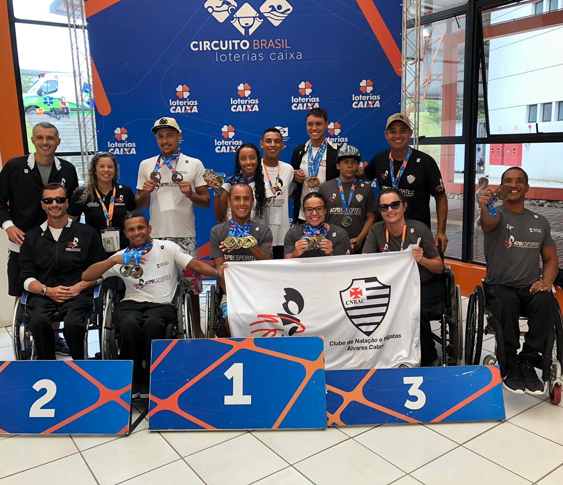 Equipe posa com as medalhas no fim da competição (Foto: Divulgação)