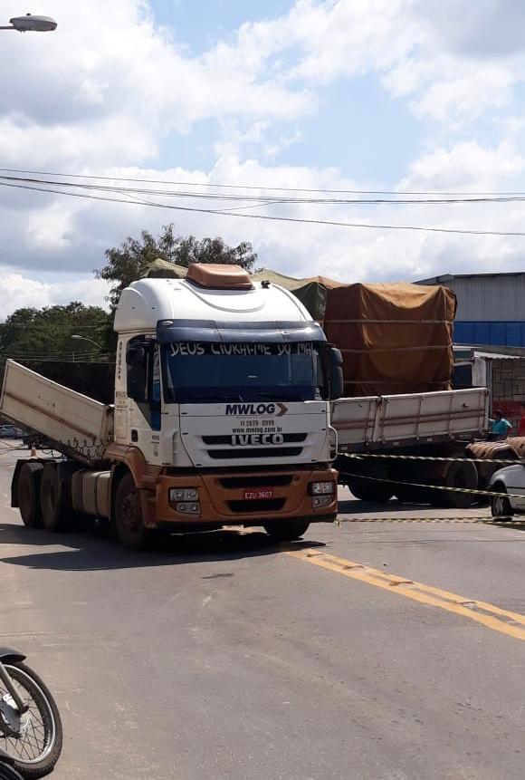 Carreta está atravessada e os dois sentidos da pista ficaram bloqueados (Foto: Adriana Fernandes)