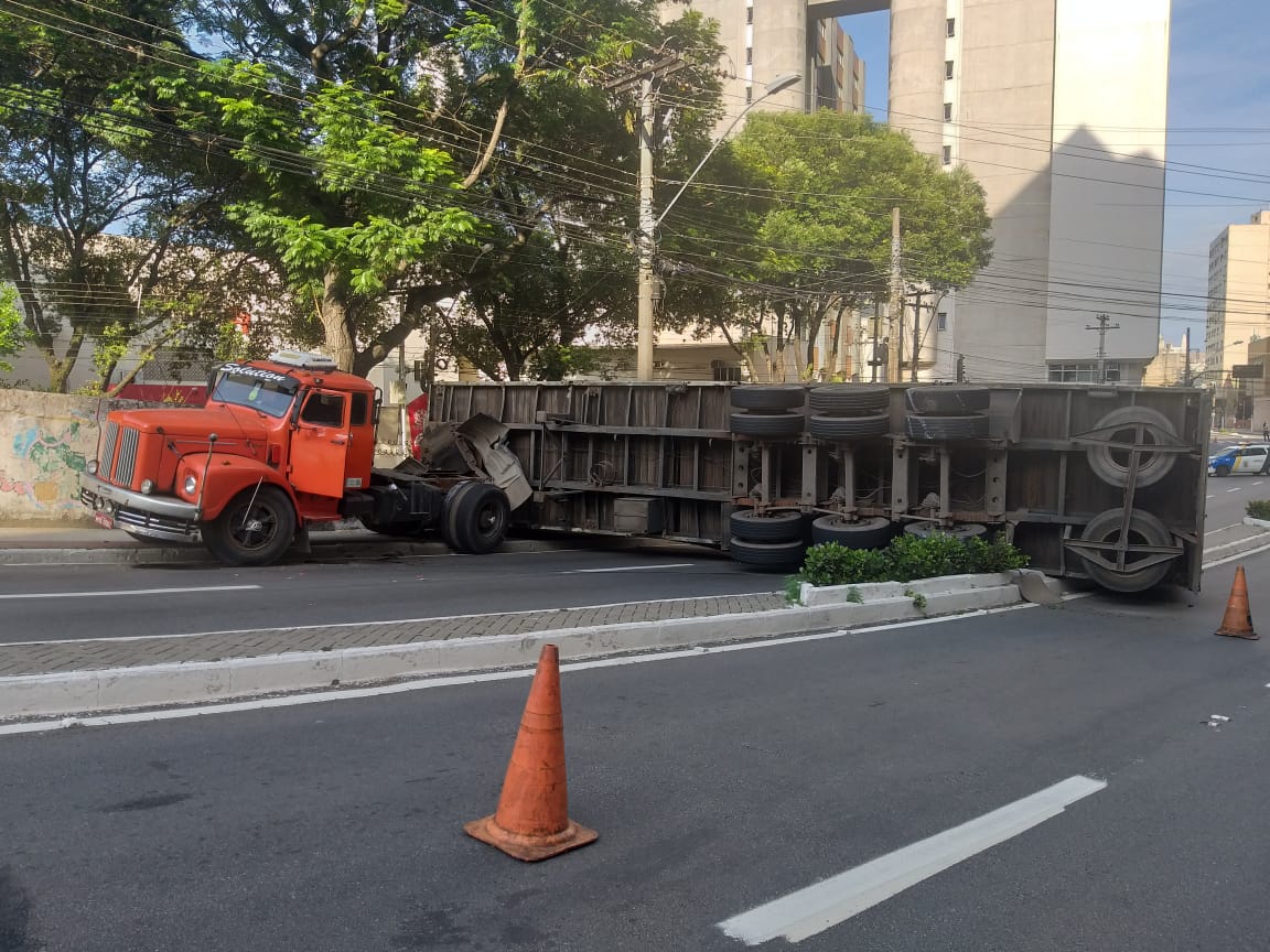 Carreta fez um L na avenida Princesa Isabel (Foto: Simony Giuberti)