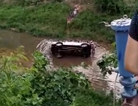 Pessoas próximas ao local ajudaram no socorro da vítima (Foto: Reprodução/ Redes sociais)