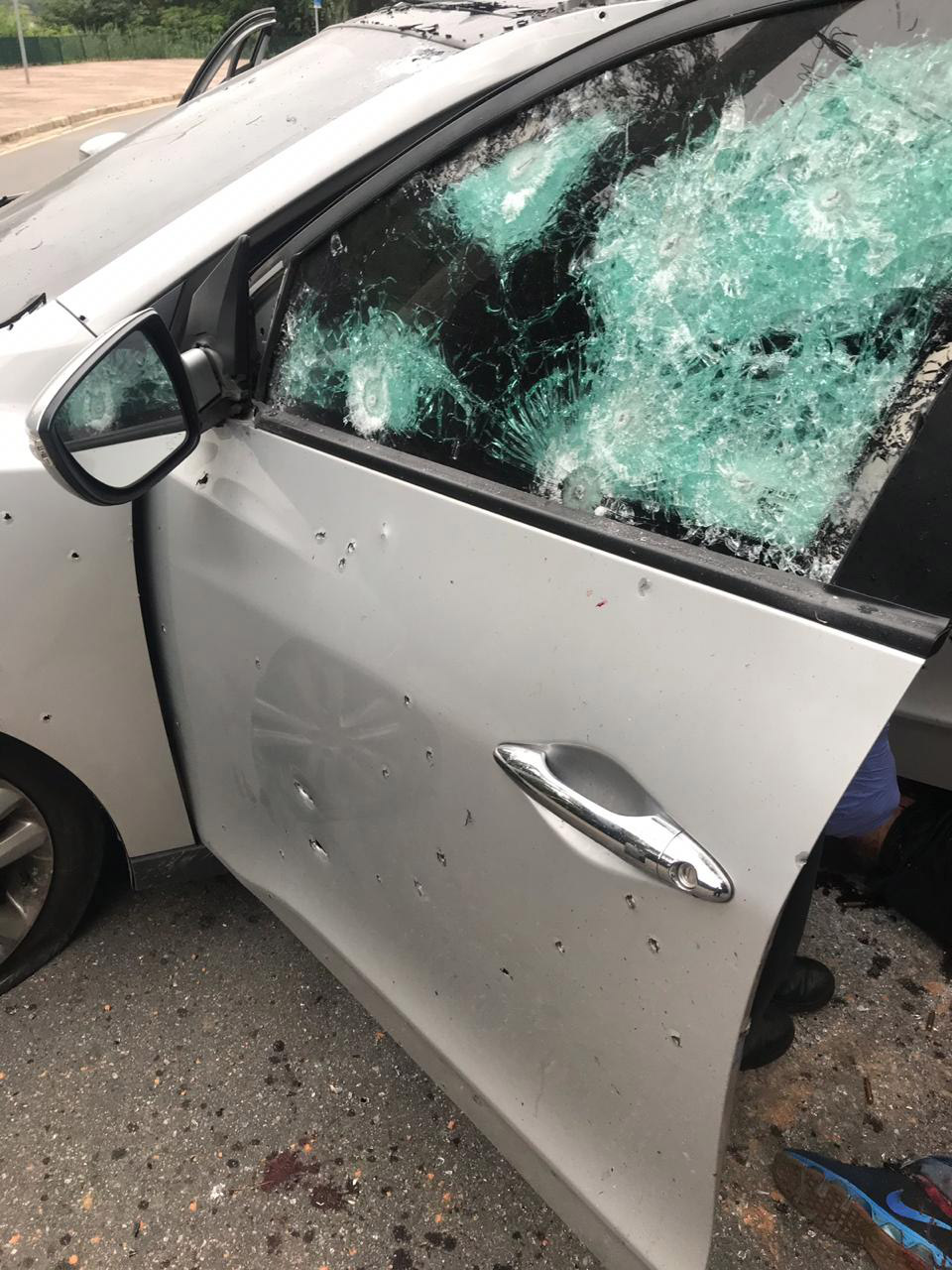 Vários tiros foram disparados contra um automóvel, onde estavam os suspeitos (Foto: WhatsApp)