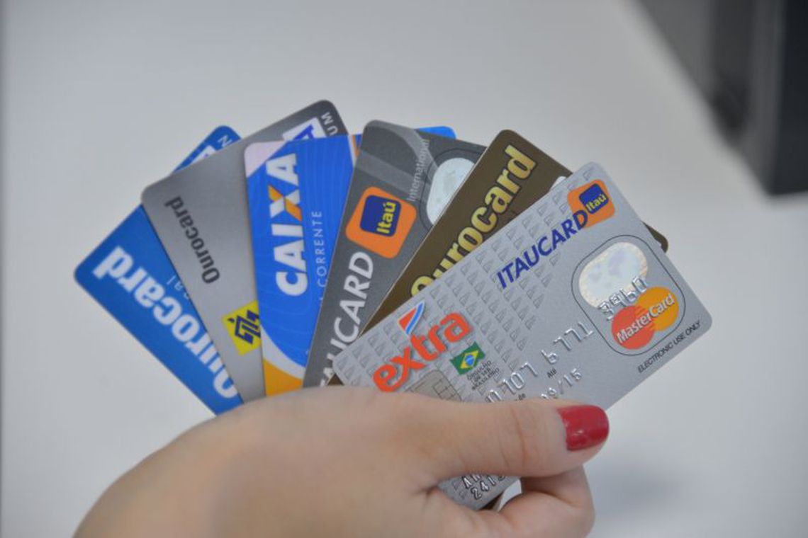 Os consumidores estão mais atentos ao pagamento da fatura do cartão de crédito na data do vencimento. (Foto: Agência Brasil)