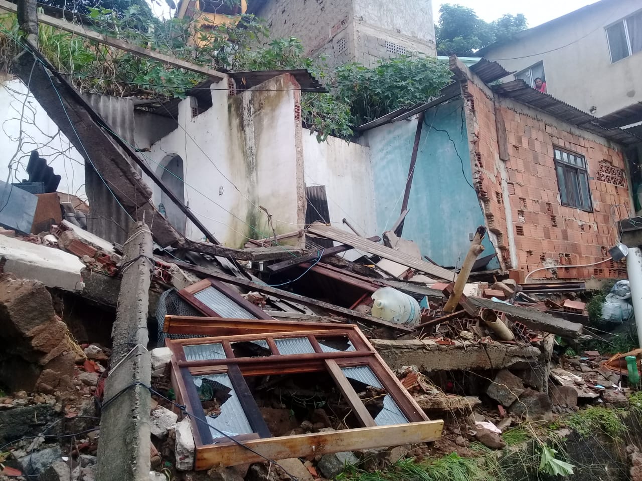 Casa da atendente de consultório dentário ficou destruída (Foto: Renato dos Santos)