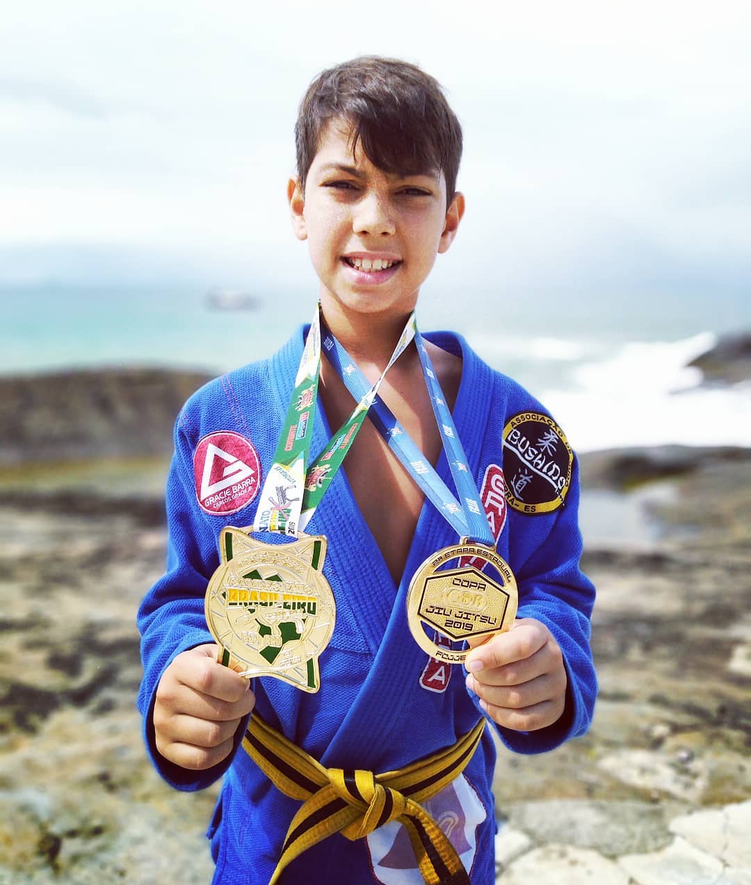 Cauã exibe as medalhas de ouro do brasileiro X-Combat e da Copa COB (Foto: Acervo pessoal)