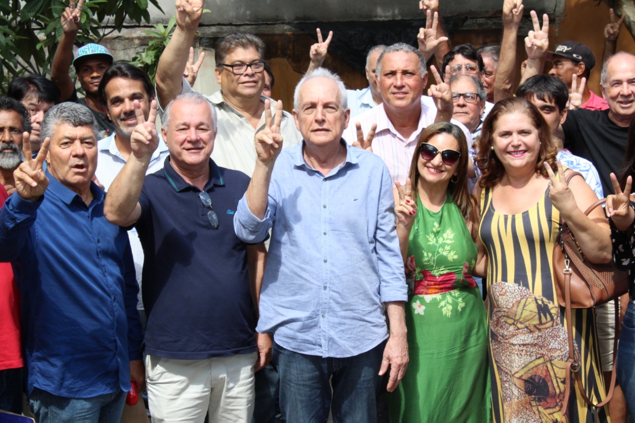 Esmeraldo (ao centro) acena com sua chapa (Foto: Divulgação)