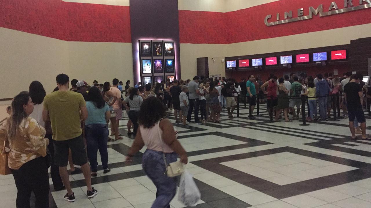 Fila para comprar ingresso para o filme Vingadores: Ultimato (Foto: Alelvi Carneiro)