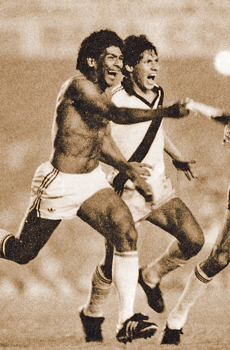 Cocada, sem camisa, comemora o gol do Vasco sobre o Flamengo (Foto: Divulgação)