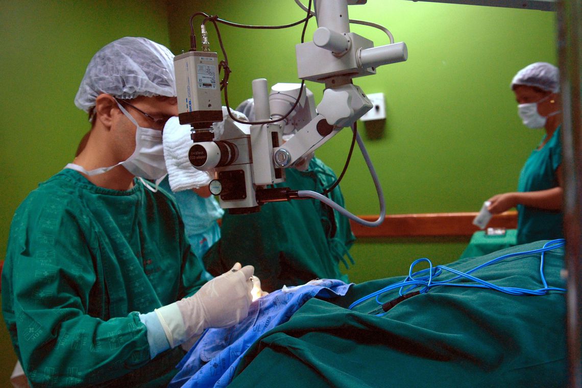 Médicos em centro cirúrgico (Foto: Elza Fiúza/ Agência Brasil)