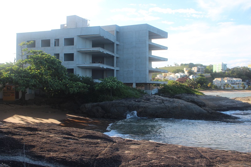 Edifício é construído em cima de uma pedra, na Praia dos Namorados: fiscais constataram danos à vegetação local (Foto: Roberta Bourguignon)