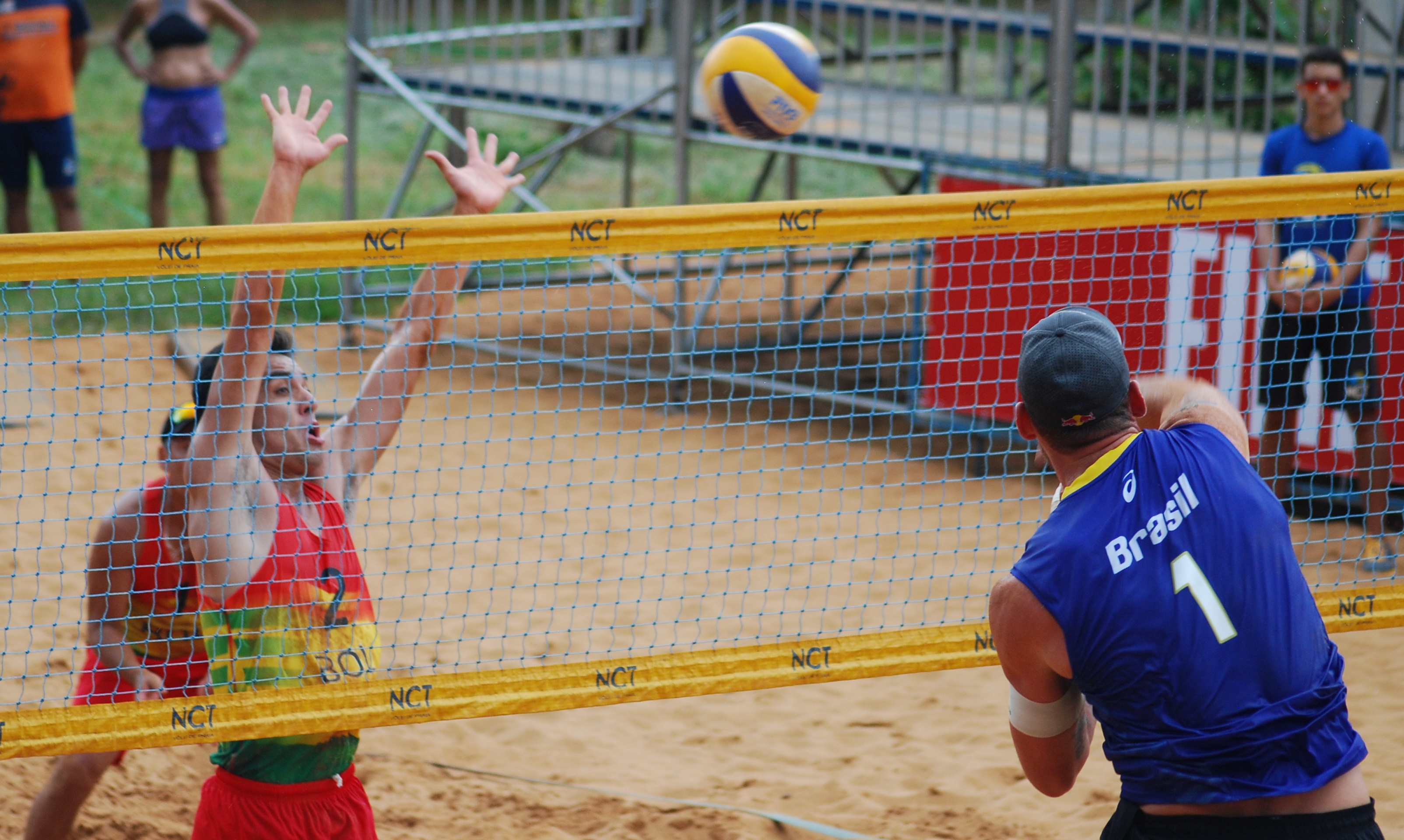 Alison passa pelo bloqueio na estreia da sua nova dupla (Foto: Divulgação/CSV)
