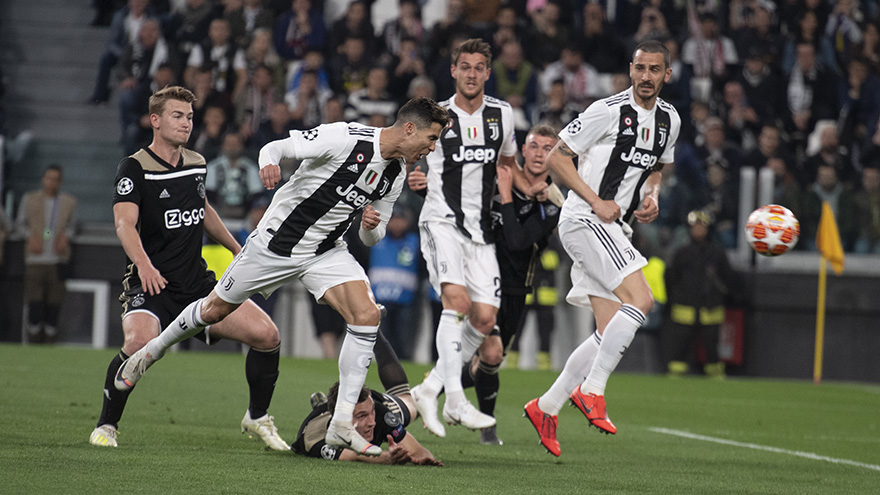 Cristiano Ronaldo cabeceia para marcar para a Juventus (Foto: Divulgação/Ajax)