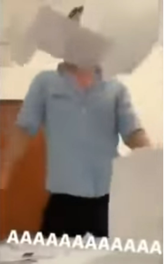 Funcionário simulou um sorteio, jogando currículos para o alto (Foto: Reprodução / Youtube)