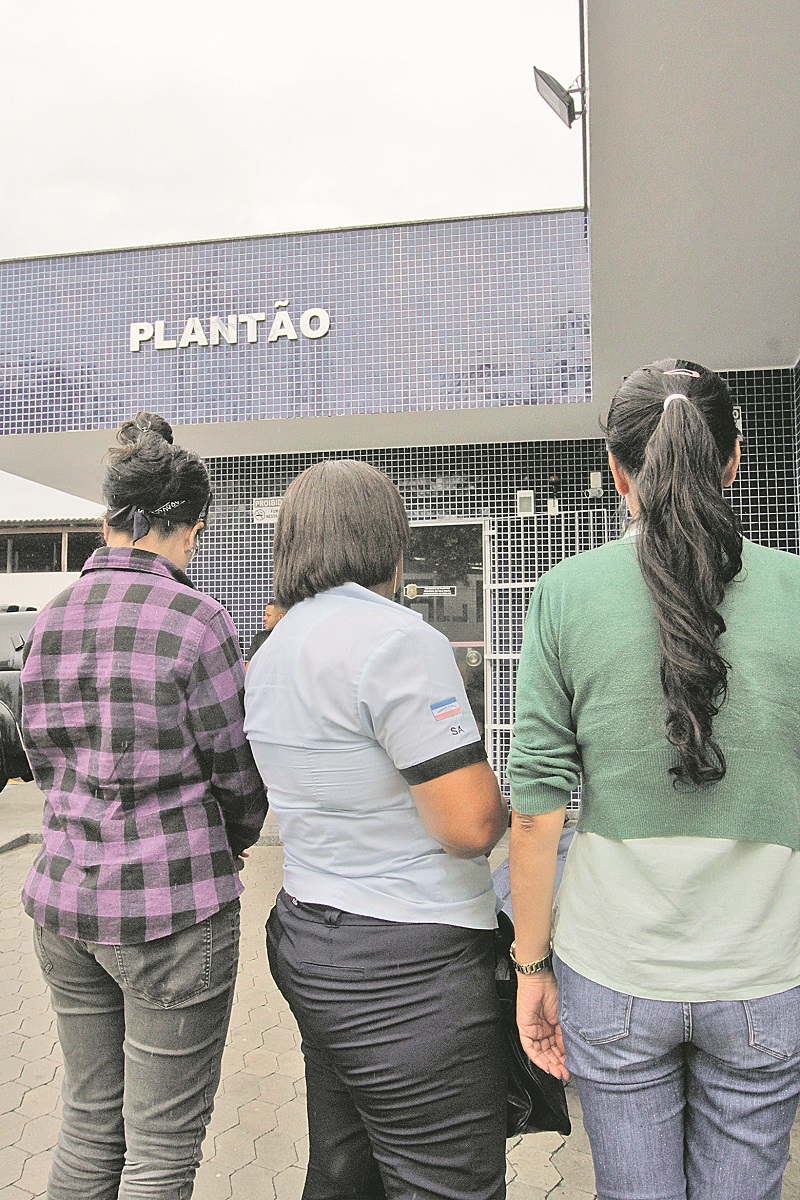 Três das vítimas do assaltante que entrou no ônibus na manhã desta segunda (15) (Foto: Kadidja Fernandes/AT)