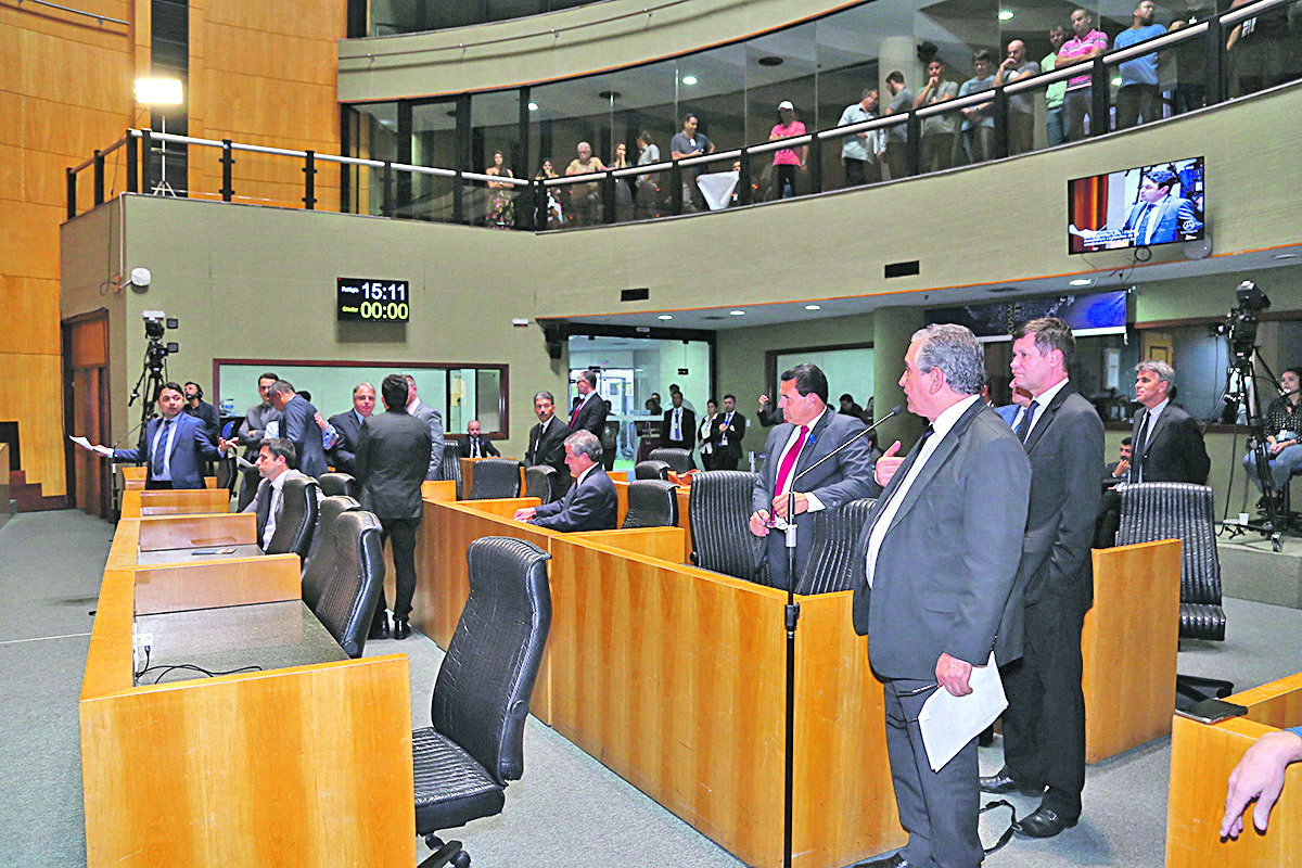 Deputados estaduais no plenário da Assembleia e, ao fundo, a galeria onde manifestantes ficam durante a sessão (Foto: Tati Beling/Divulgação)