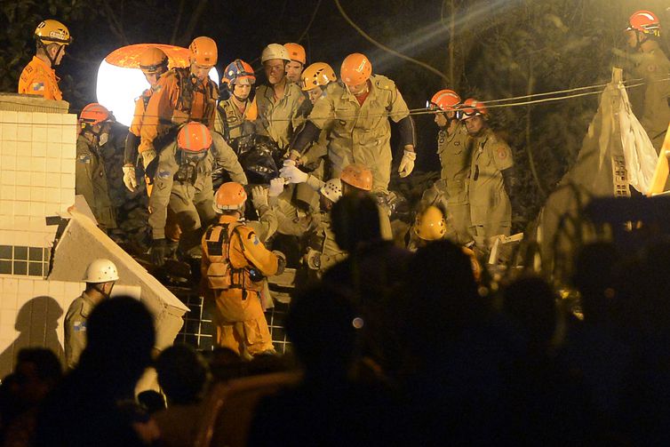 (Equipes que atuam na busca e resgate de pessoas após o desabamento dos dois prédios na comunidade da Muzema - Foto: Fernando Frazão/Agência Brasil)