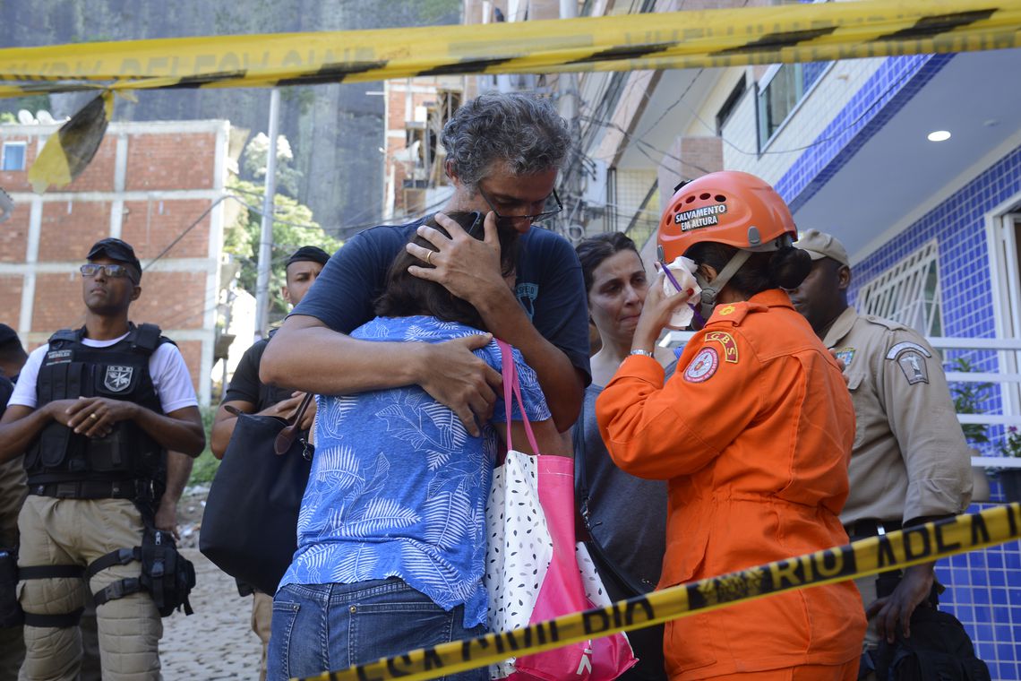 Até o momento, 18 pessoas foram resgatadas, sendo dez com vida, mas duas morreram no hospital (Foto: Tânia Rêgo/ Agência Brasil)