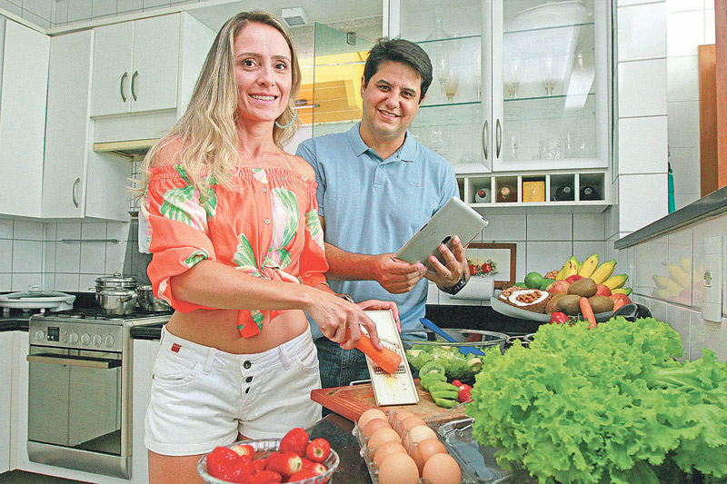 Em busca de uma alimentação mais saudável, a fisioterapeuta Lilian Pimentel, 36, resolveu em parceria com o marido, o médico Daniel Pimentel, 40, aliar a dieta low carb com atividades físicas e, segundo Lilian, eles tiveram muitos resultados. (Foto: Kadidja Fernandes/AT)