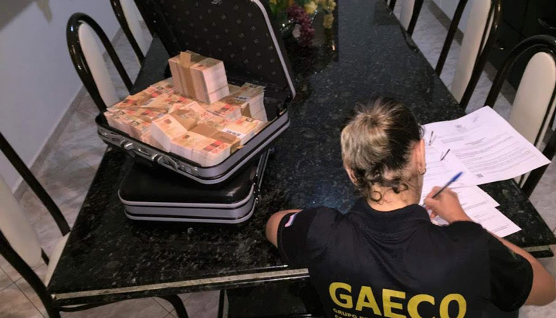 Maleta com dinheiro falso foi apreendida durante a operação (Foto: Divulgação / MPES)