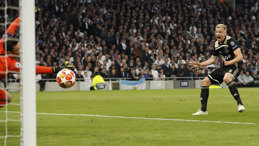 Donny van de Beek fez o gol da vitória do Ajax em Londres (Foto: Ajax/Divulgação)