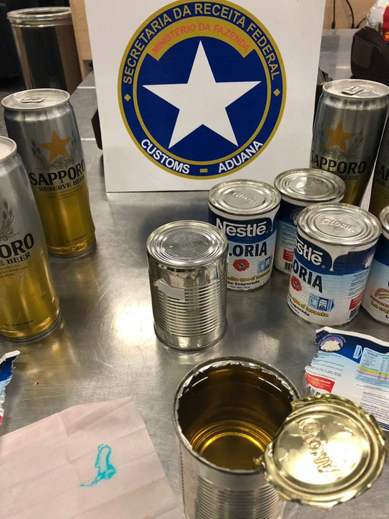 Cocaína líquida foi encontrada dentro das latas (Foto: Divulgação / Receita Federal)