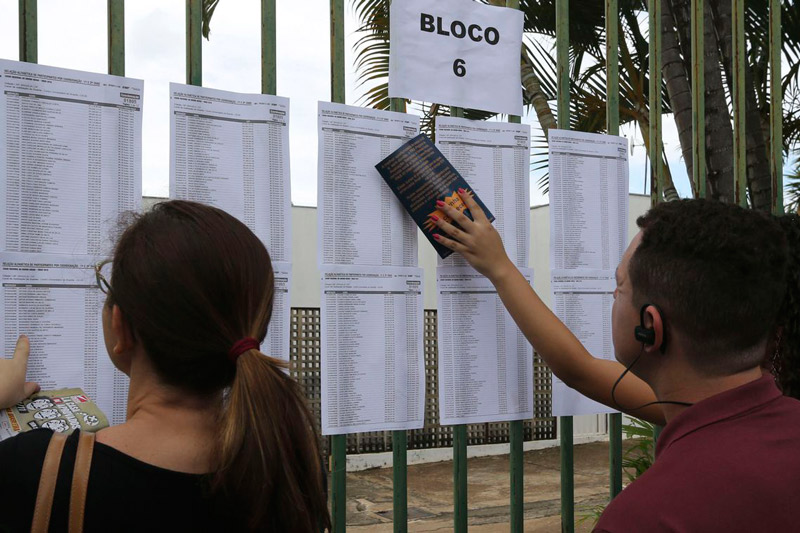 Alunos conferem o local da prova no dia do Enem (Foto: Valter Campanato/Agência Brasil)