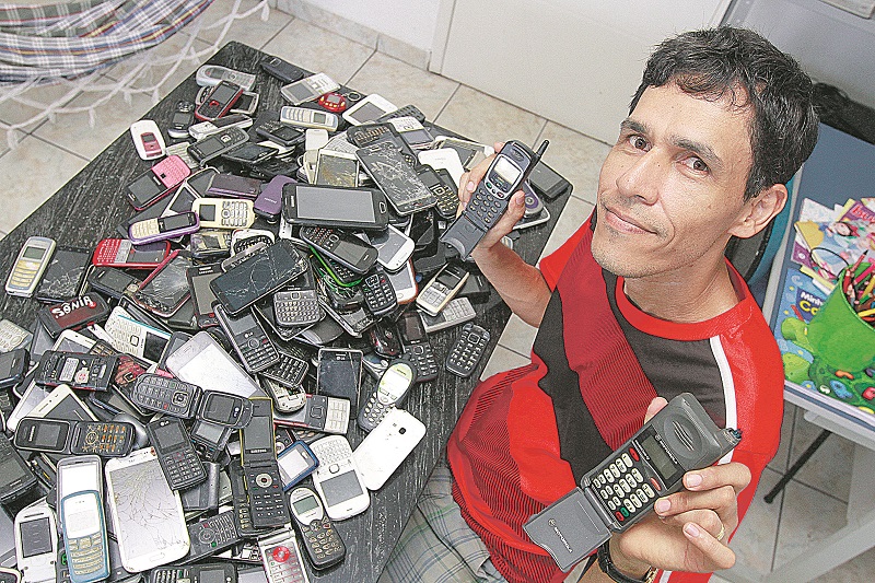 Professor de Geografia, Eduardo Vieira ensina os alunos como descartar corretamente aparelhos celulares (Foto: Kadidja Fernandes/AT)