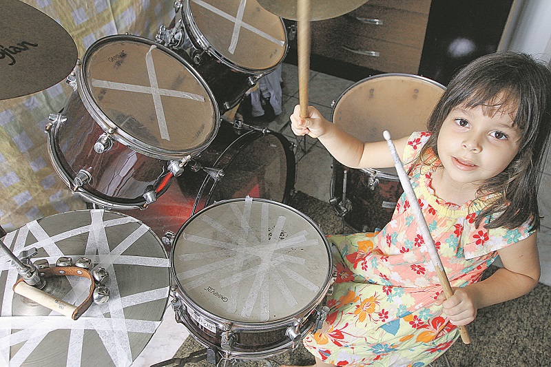 Elisa Traba aprendeu a tocar o instrumento com 3 anos. Ela observava o pai tocar bateria durante o culto na igreja (Foto: )