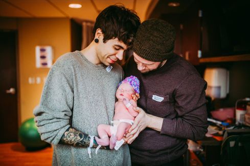 Elliot Dougherty e Matthew Eledge seguram sua filha, Uma Louise (Foto: Ariel Panowicz/Ariel Panowicz Creative)