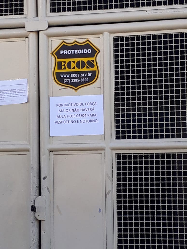 Placa indica a suspensão das aulas nesta sexta-feira (Foto: Patrícia Maciel / AT)