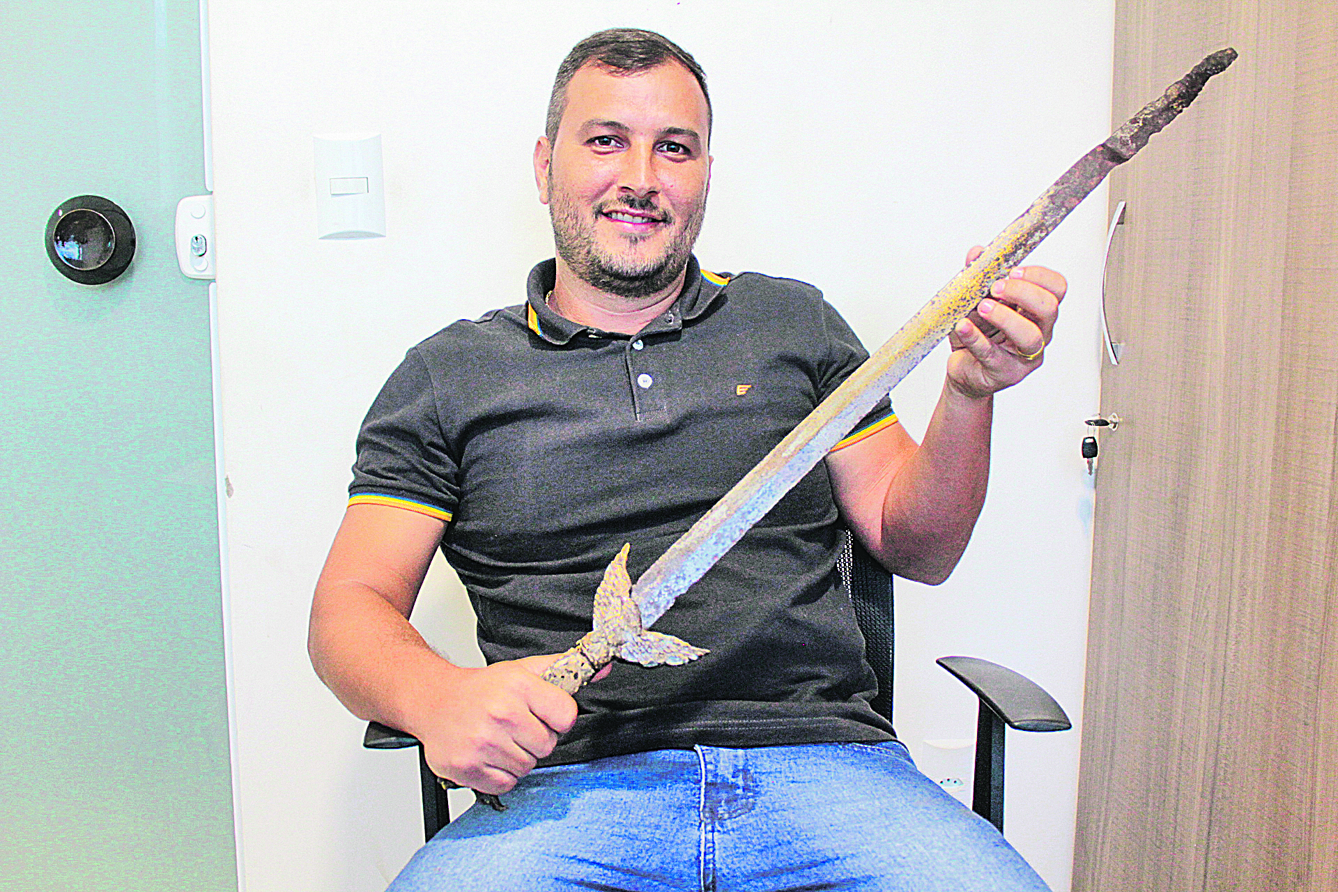 Weverton Martins encontrou a espada quando tomava banho no Rio Cricaré, em Meleiras, Conceição da Barra (Foto: Dean Nonato/AT)