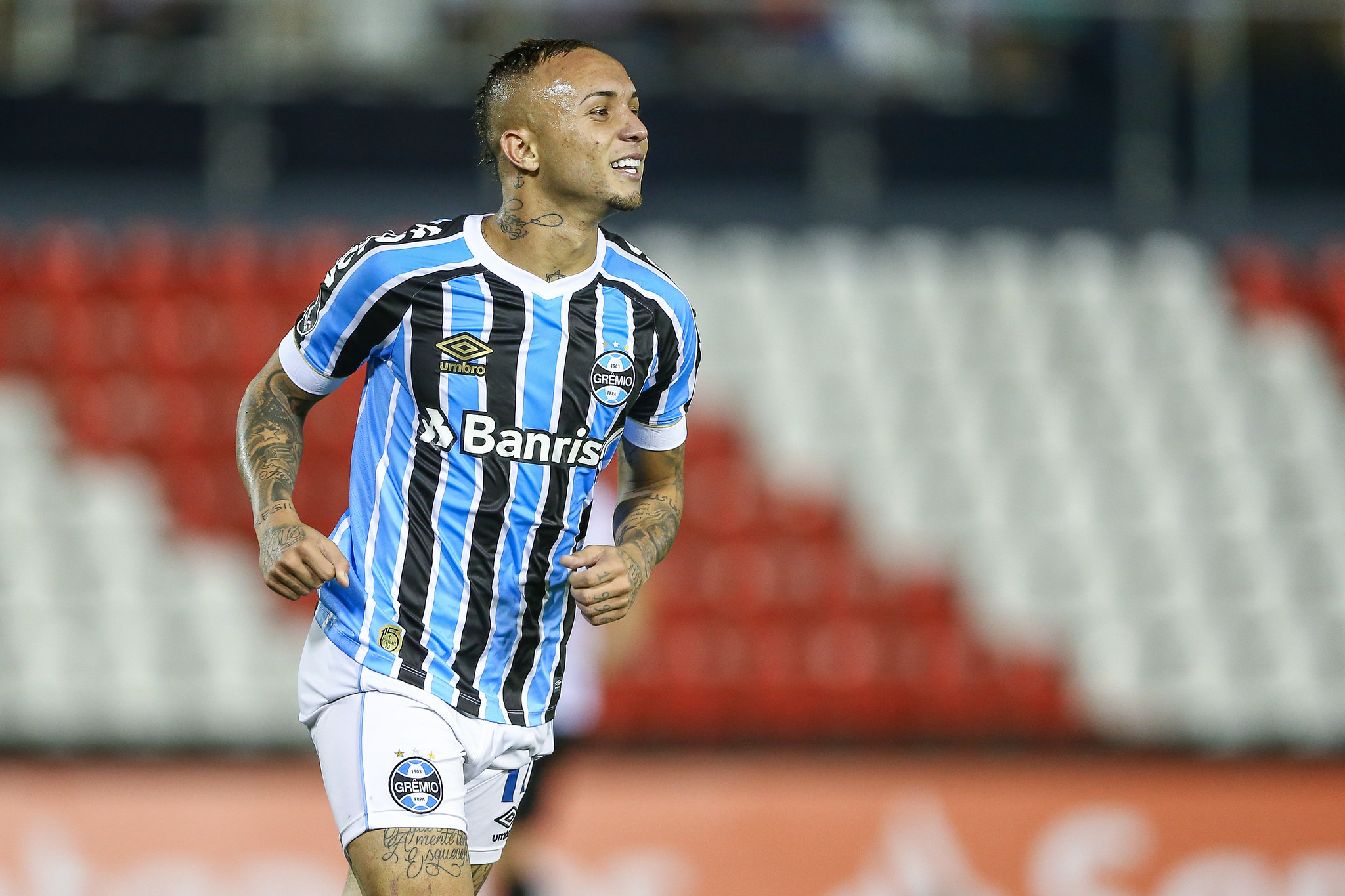 Éverton comemora o primeiro gol na vitória do Grêmio (Foto: LUCAS UEBEL/GREMIO FBPA)