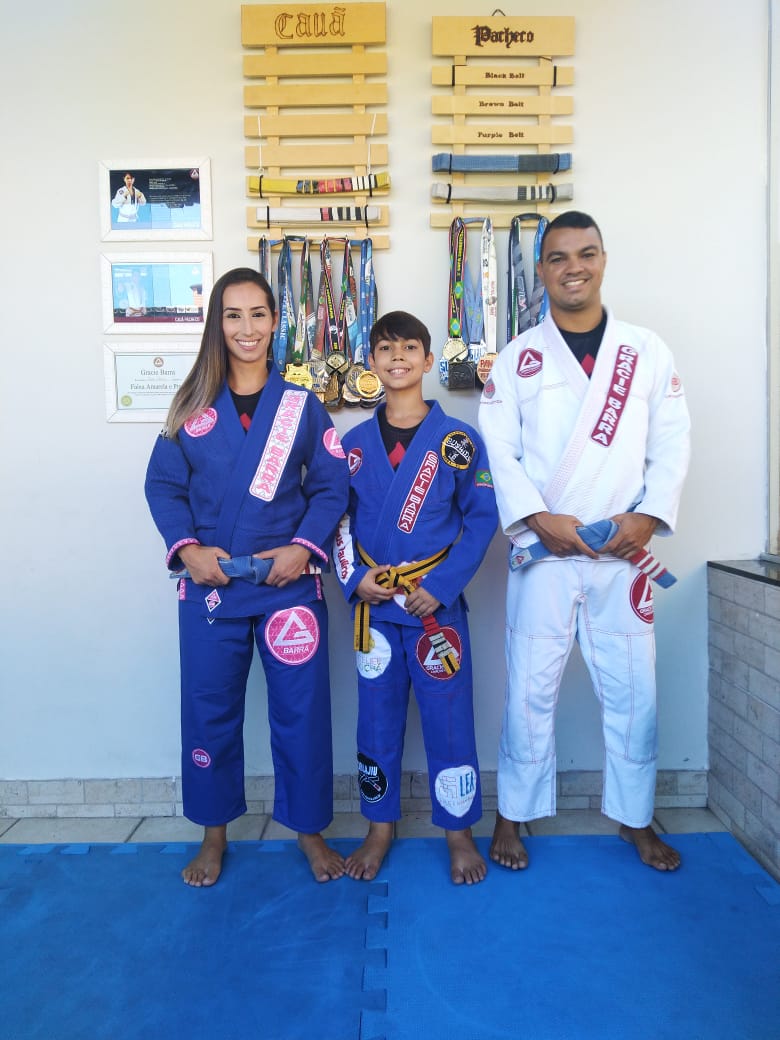 Dayene, Cauã e Thiago, no tatame na casa da família, em Praia de Carapebus (Foto: Acervo pessoal)