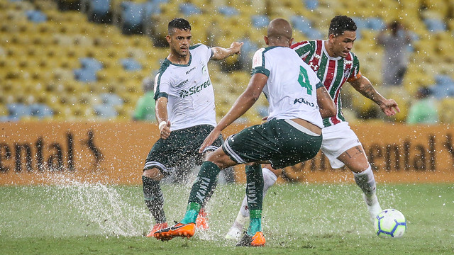 Gramado do Maracanã ficou cheio de poças (Foto: Lucas Merçon/ Fluminense FC)