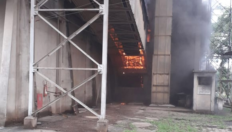 Incêndio no Porto de Capuaba (Foto: Compartilhada via WhatsApp)