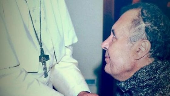 Roberto Guglielmi em uma foto que parece enganar o Papa Francisco (Foto: Reprodução/Site Repubblica)
