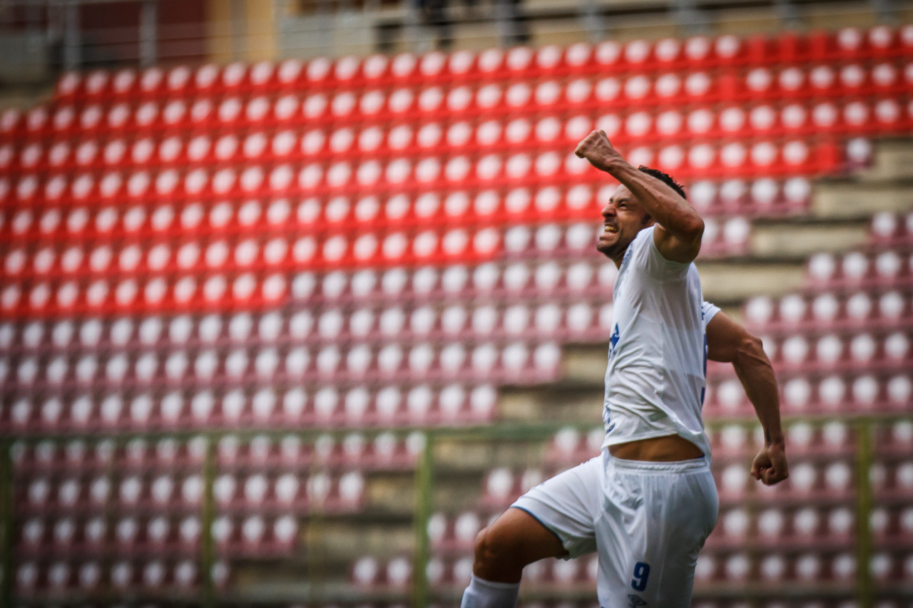 Fred pula e dá um soco no ar para comemorar seu gol na vitória (Foto: Vinnicius Silva/Cruzeiro)