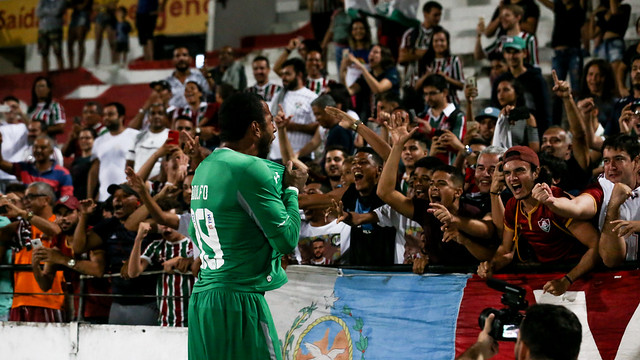 Rodolfo comemora a classificação com os torcedores no Arruda (Foto: Lucas Merçon/ Fluminense FC)