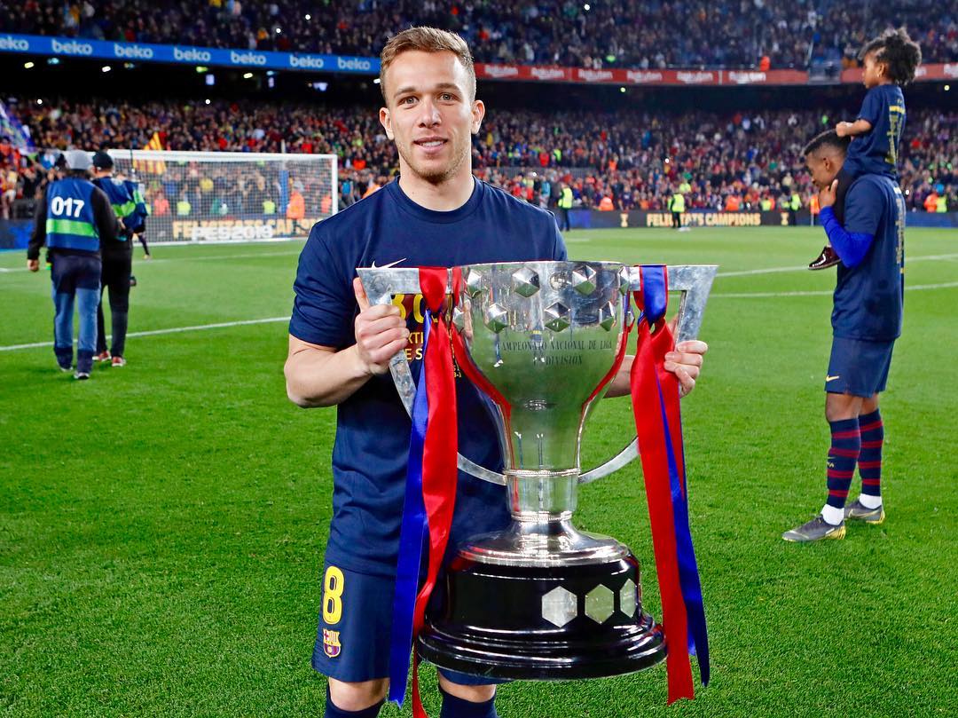 Arthur conquistou o campeonato espanhol com o Barcelona (Foto: Divulgação)