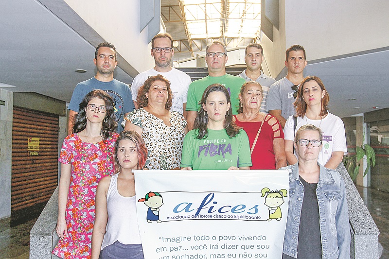 Grupo de pais de pacientes que lutam contra o avanço da doença. Secretaria de Saúde confirma falta de dois remédios (Foto: Beto Morais/ AT)