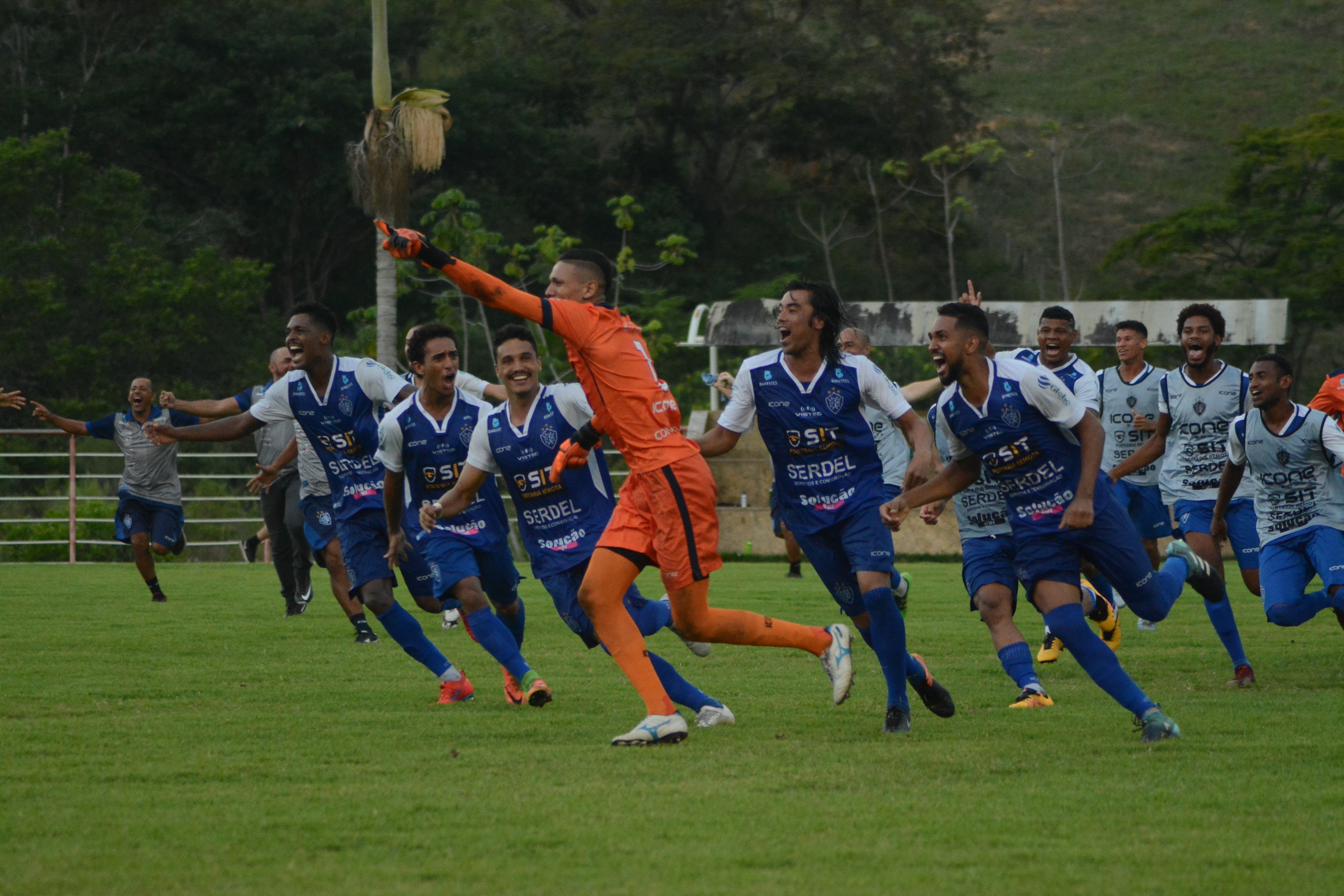 Jogadores do Vitória correm para comemorar título do Capixabão 2019, após derrotar o Real Noroeste nos pênaltis (Foto: Henrique Montovanelli)