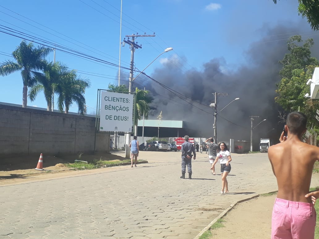 O incêndio no parque industrial começou na manhã deste domingo (28) (Foto: Foto/Internauta)