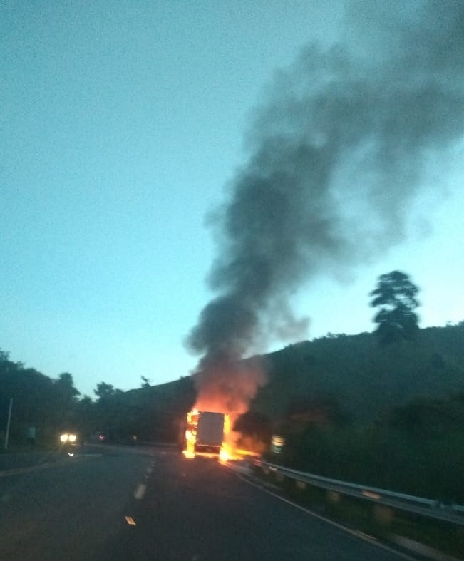 Incêndio em carreta interdita BR 262, em Viana (Foto: Divulgação)
